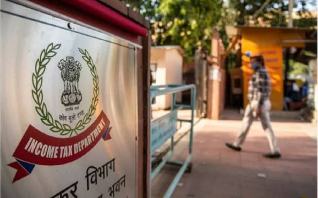 Income Tax Raid: देश के लगभग 50 ठिकानों पर आयकर विभाग की छापेमारी जारी, जानिए क्या है पूरा मामला?