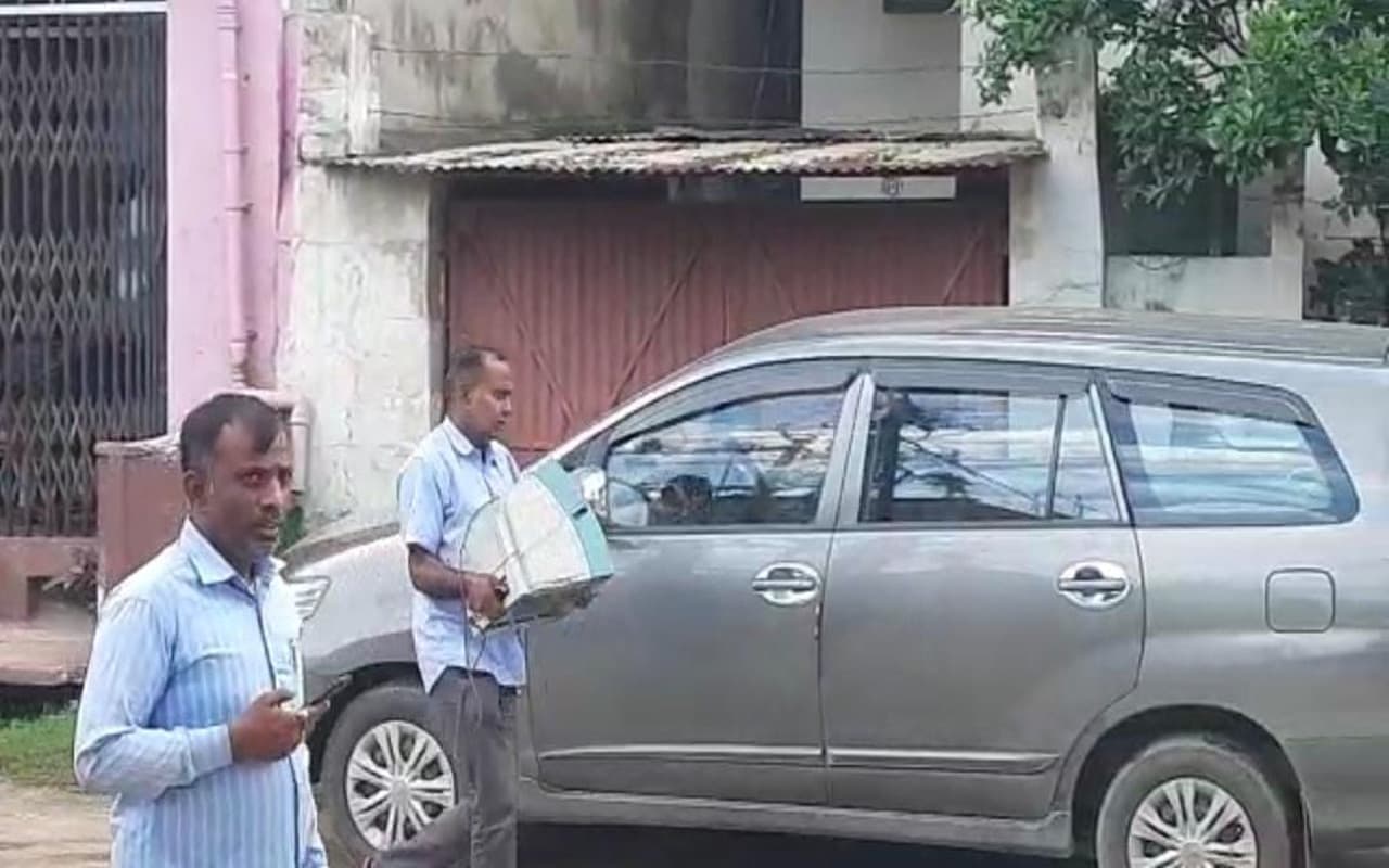 हजारीबाग के कोयला व्यवसायी राजेंद्र प्रसाद के घर Income Tax Department ने की छापेमारी, कई सामान जब्त