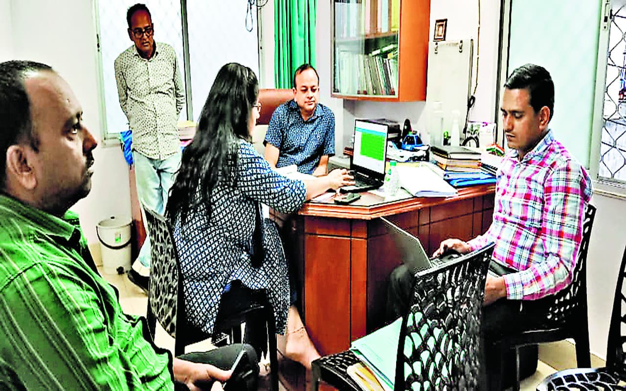 देवघर और दुमका में कारोबारी योगेंद्र तिवारी के ठिकानों पर दूसरे दिन भी आईटी सर्वे जारी, मिले अहम दस्तावेज