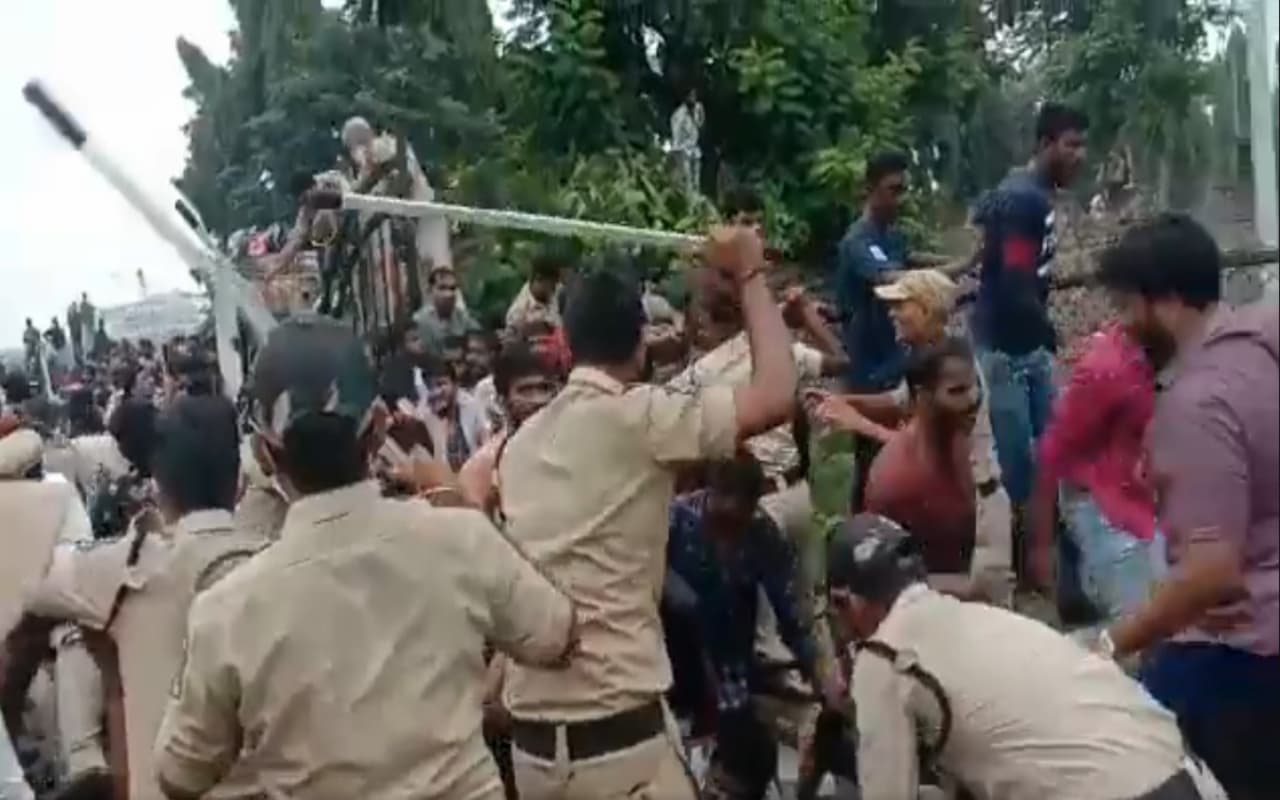 IND vs AUS: हैदराबाद में तीसरे T20 मैच के टिकट को लेकर जमकर हंगामा, पुलिस ने किया लाठीचार्ज, देखें वीडियो