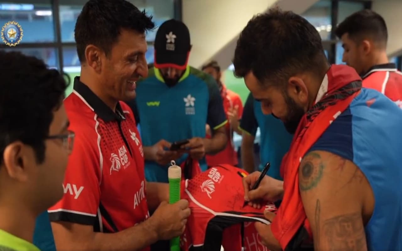 Asia Cup 2022: टीम इंडिया के ड्रेसिंग रूम में पहुंचे हांगकांग प्लेयर्स ने खिंचवाई तस्वीरें, देखें विडियो