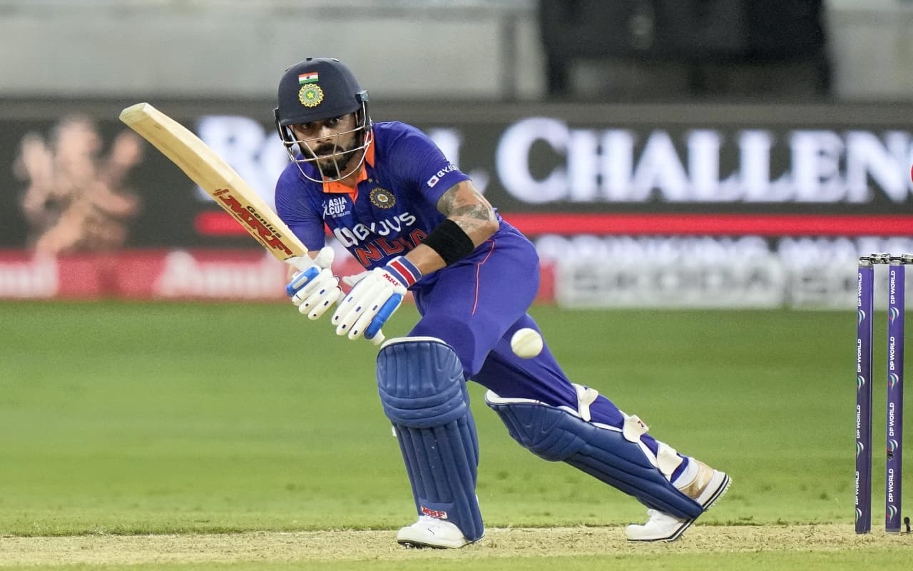 Asia Cup 2022: फॉर्म में लौटे विराट कोहली, हांगकांग के खिलाफ अर्धशतक जड़ने के बाद गेंदबाजी भी की