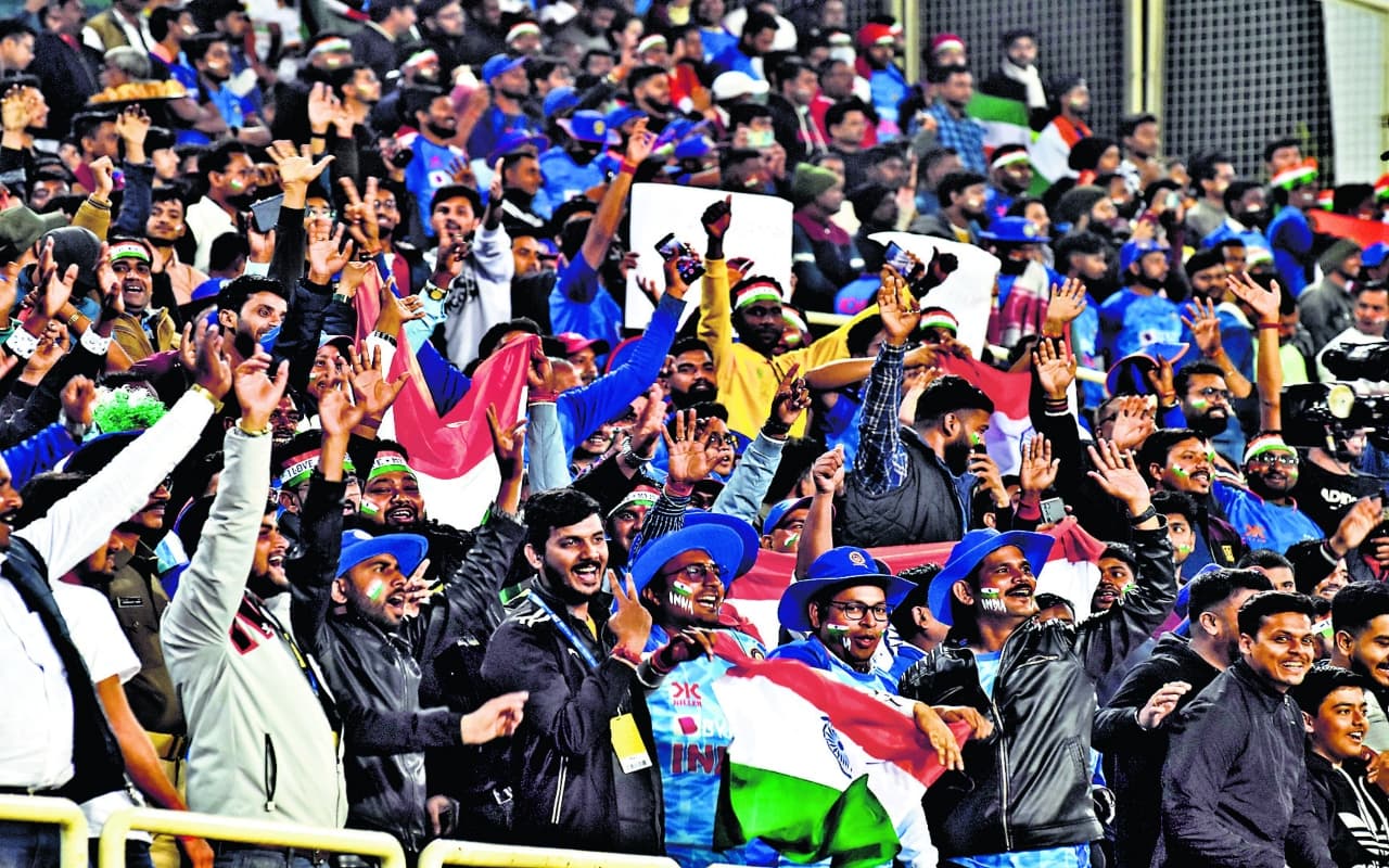 IND vs NZ 1st T20: धोनी के शहर में सूर्यकुमार यादव की धूम, फैंस ने तिरंगे के साथ दिखाया उत्साह, देखें PHOTOS