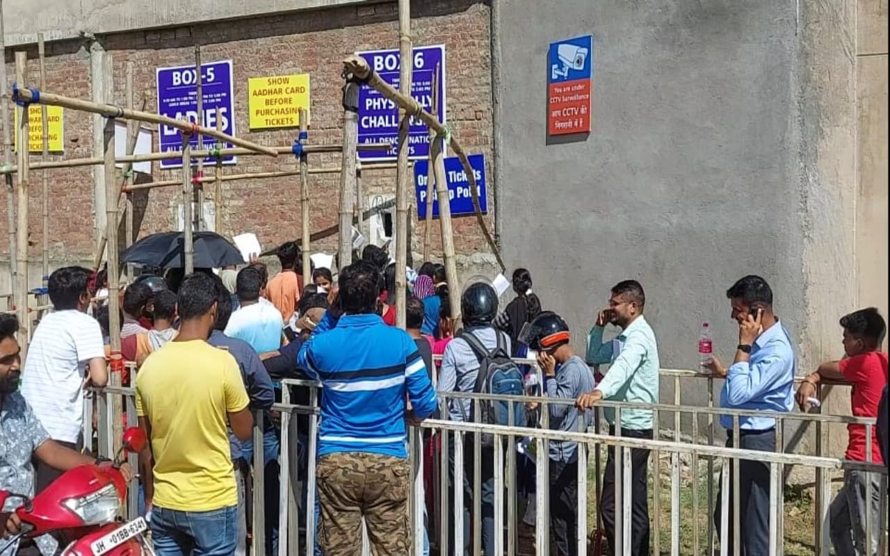 IND vs SA 2nd ODI: रांची में होने वाले मैच के ऑनलाइन टिकट लेनेवाले परेशान, घंटो लगानी पड़ी लाइन