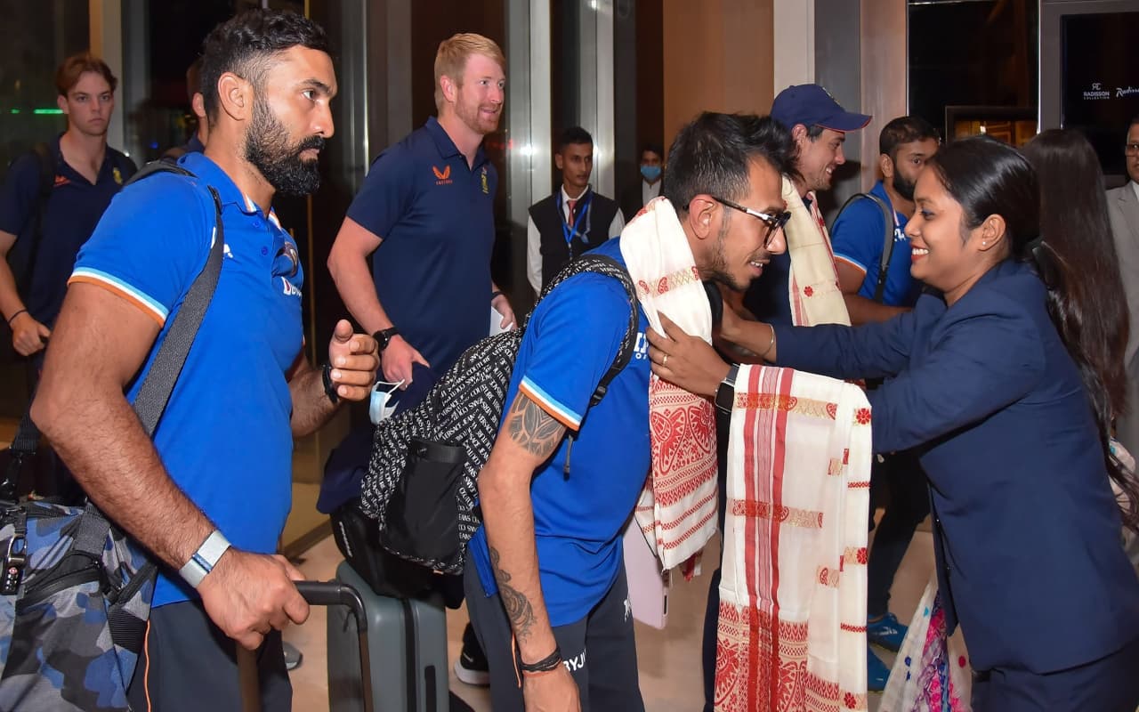 IND vs SA: दूसरे टी20 के लिए गुवाहाटी पहुंचे भारत और दक्षिण अफ्रीका के खिलाड़ी, 2 अक्टूबर को होगा मुकाबला IND vs SA: दूसरे टी20 के लिए गुवाहाटी पहुंचे भारत और दक्षिण अफ्रीका के खिलाड़ी, 2 अक्टूबर को होगा मुकाबला