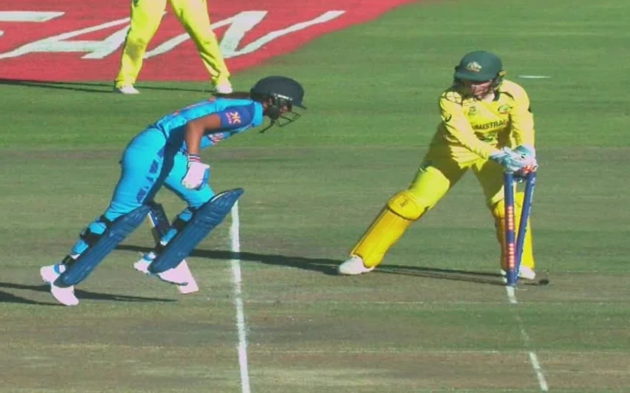 Women’s T20 WC: सेमीफाइनल में हरमनप्रीत कौर के रनआउट से फैंस को याद आये MS Dhoni, जानिए क्या है वजह