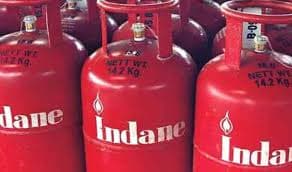 LPG Gas Cylinder: गैस सिलेंडर की बढ़ती कीमत से परेशान हैं? 700 रुपये का डिस्काउंट चाहिए तो ऐसे करें बुकिंग...