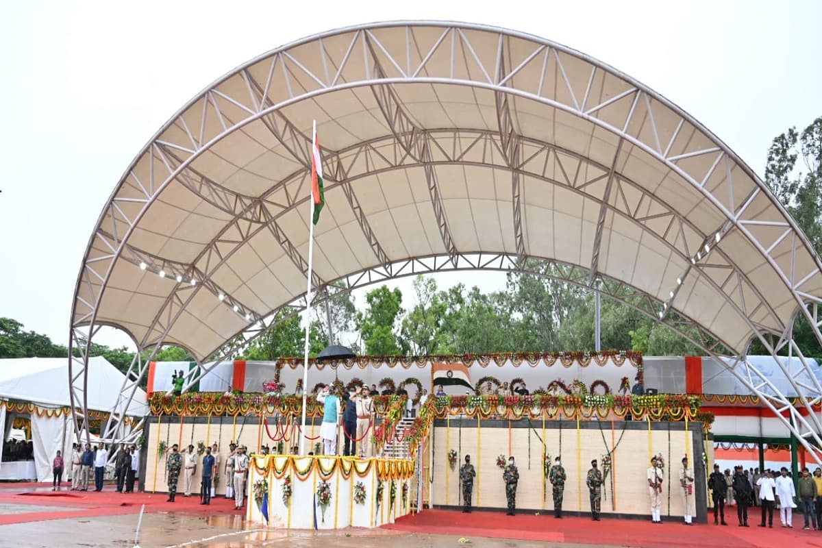 Independence Day 2022 : स्वतंत्रता दिवस पर झारखंड में आजादी का जश्न, शान से फहरा तिरंगा, देखिए PHOTOS