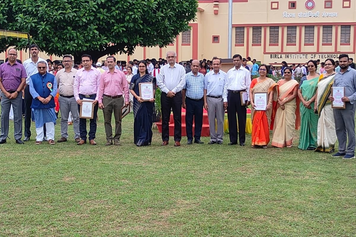 रांची: बीआईटी मेसरा के वीसी प्रोफेसर इंद्रनील मन्ना ने किया ध्वजारोहण, रिसर्च के लिए छह प्रोफेसर्स सम्मानित