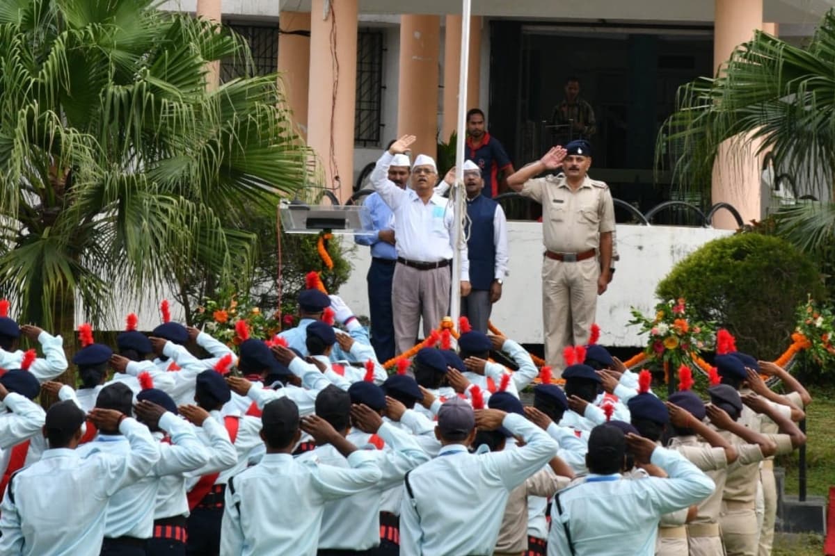 रांची के बिरसा कृषि विश्वविद्यालय में कुलपति डॉ ओंकार नाथ सिंह ने किया ध्वजारोहण, राष्ट्रीय एकता की दिलायी शपथ