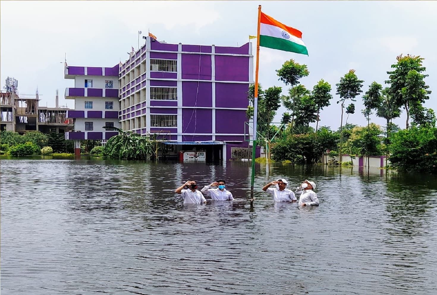 बिहार में बाढ़ के पानी में घुसकर कुछ इस तरह फहराया गया तिरंगा, तसवीरें वायरल