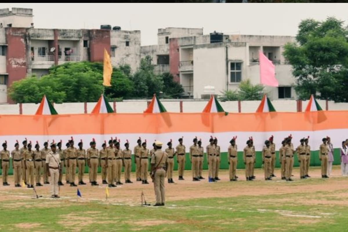 PHOTOS: स्वतंत्रता दिवस समारोह को लेकर फुल ड्रेस रिहर्सल, पलामू में कृषि मंत्री बादल पत्रलेख करेंगे ध्वजारोहण