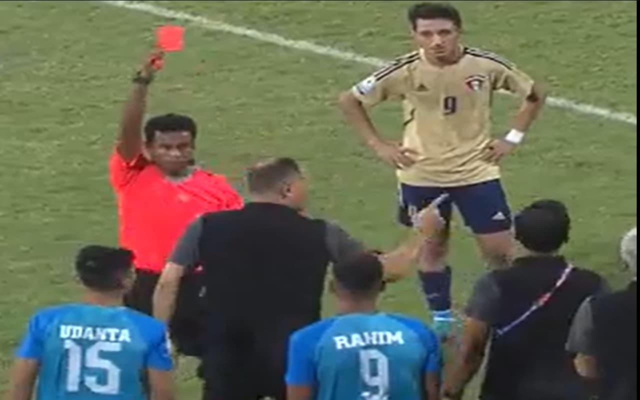 SAFF Championship 2023: भारत-कुवैत फुटबॉल मैच के दौरान मचा बवाल, भारतीय कोच को लगातार दूसरी बार मिला रेड कार्ड