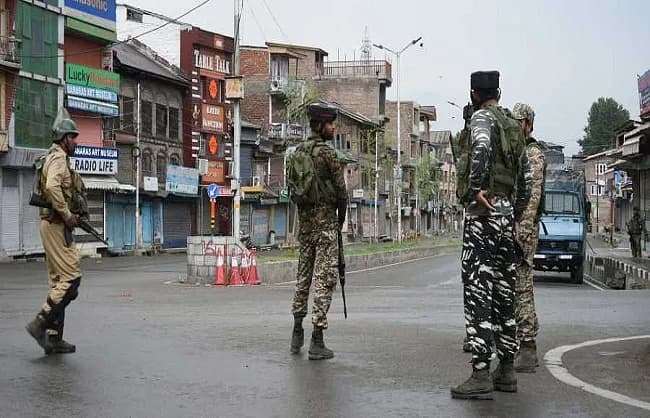जम्मू-कश्मीर के पुलवामा में मुठभेड़, मारा गया लश्कर का टॉप कमांडर एजाज, दो और आतंकी हुए ढेर