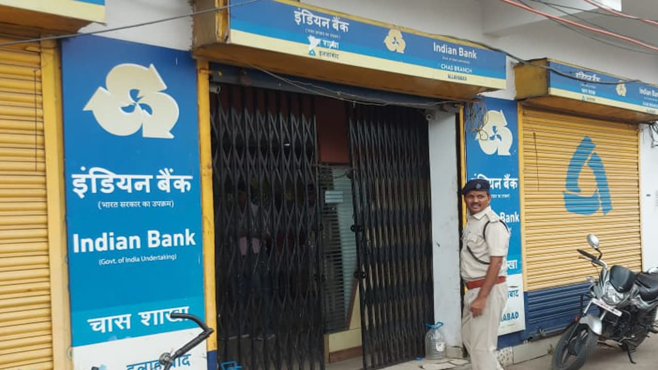 Crime News: बोकारो के चास में 40 लाख की लूट, मास्क पहने अपराधियों ने इंडियन बैंक में घटना को दिया अंजाम