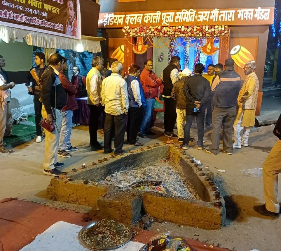 Kali Puja 2021 : रांची में काली पूजा पंडाल के बाहर फायरिंग, बाल-बाल बचे पूजा समिति सदस्य, मची अफरातफरी