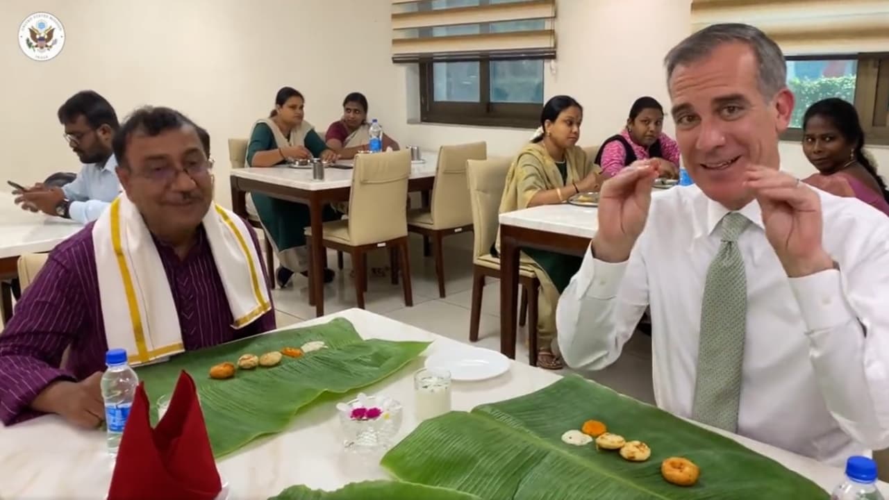 अमेरिकी राजदूत ने लिया दक्षिण भारतीय व्यंजन का स्वाद, बोले- अमेजिंग… देखें वीडियो