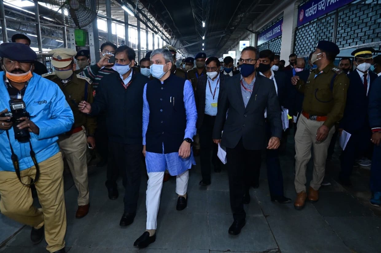 Prayagraj News: प्रयागराज जंक्शन का होगा री-डेवलपमेंट, रेल मंत्री ने कुलियों को भी दिया बड़ा आश्वासन