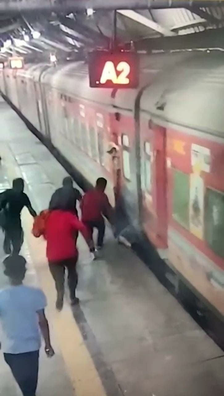 Prayagraj News: संकटमोचक बना RPF का जवान, ट्रेन के नीचे फंसे बुजुर्ग की दौड़कर बचाई जान