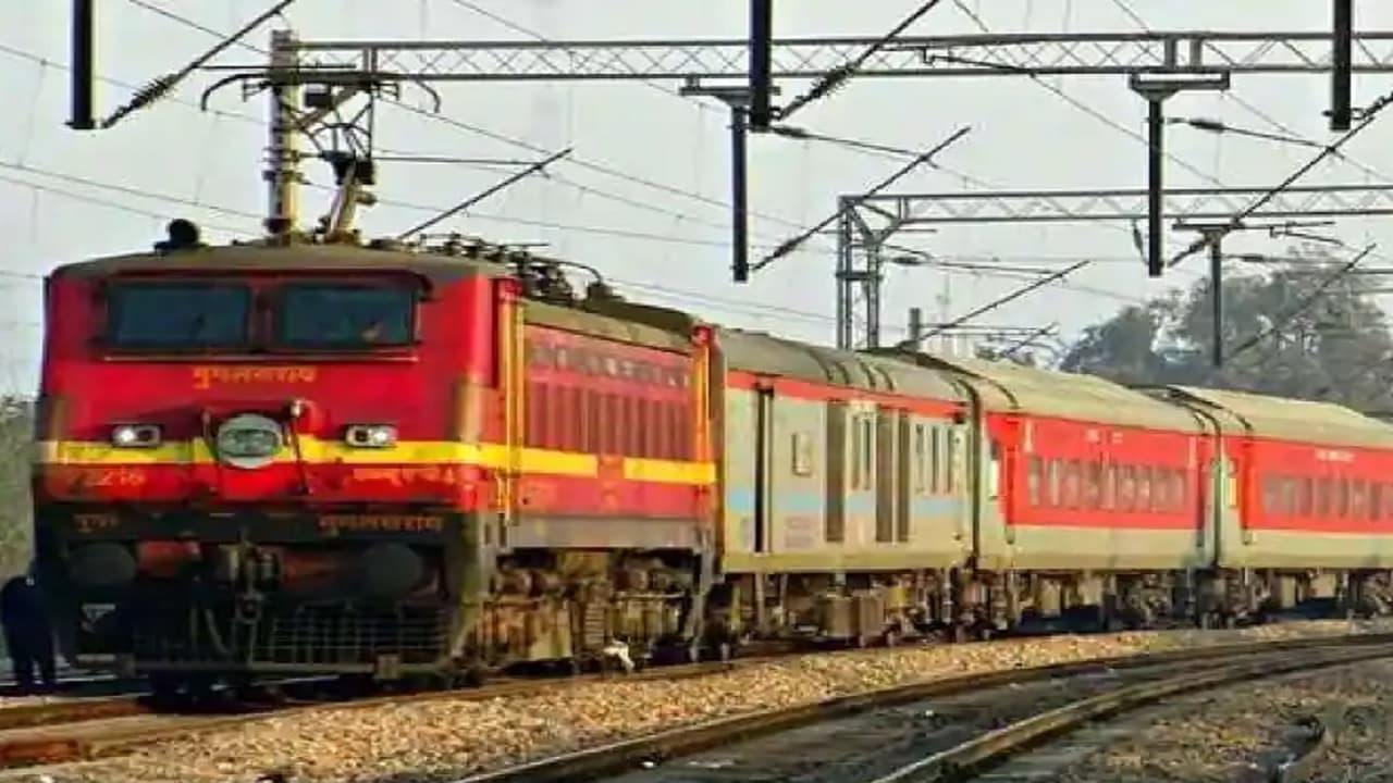 Indian Railways News: यात्रीगण कृपया ध्यान दें, हटिया-पुणे एक्सप्रेस समेत कई ट्रेनों का रूट डायवर्ट