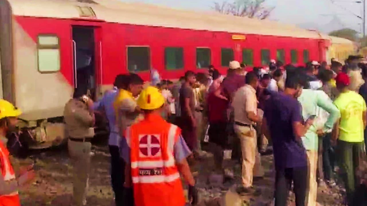 Railway ट्रैक के पास कचरा जलाने से बिहार जाने वाली शहीद एक्सप्रेस का बजा फायर अलार्म , डर गए यात्री