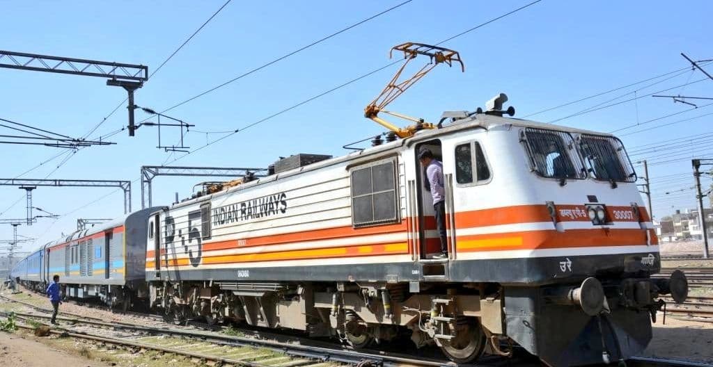 Indian Railway: शताब्दी एक्सप्रेस सहित यूपी से गुजरने वाली कई ट्रेनों का बदला समय, जानिए वजह