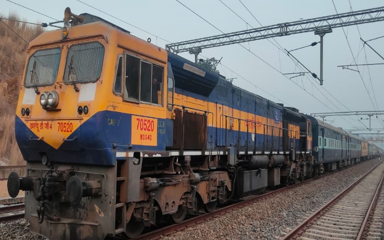 Indian Railways News: झारखंड के इस रेलवे ट्रैक पर 101 किमी की रफ्तार से दौड़ी ट्रेन, जानें कैसे