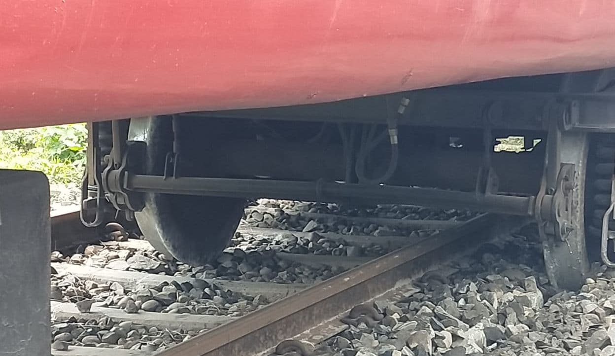 Indian Railway News: जब बिहार में चलती ट्रेन का एक बोगी हो गया बेपटरी... बाल-बाल बची सैकड़ों यात्रियों की जान