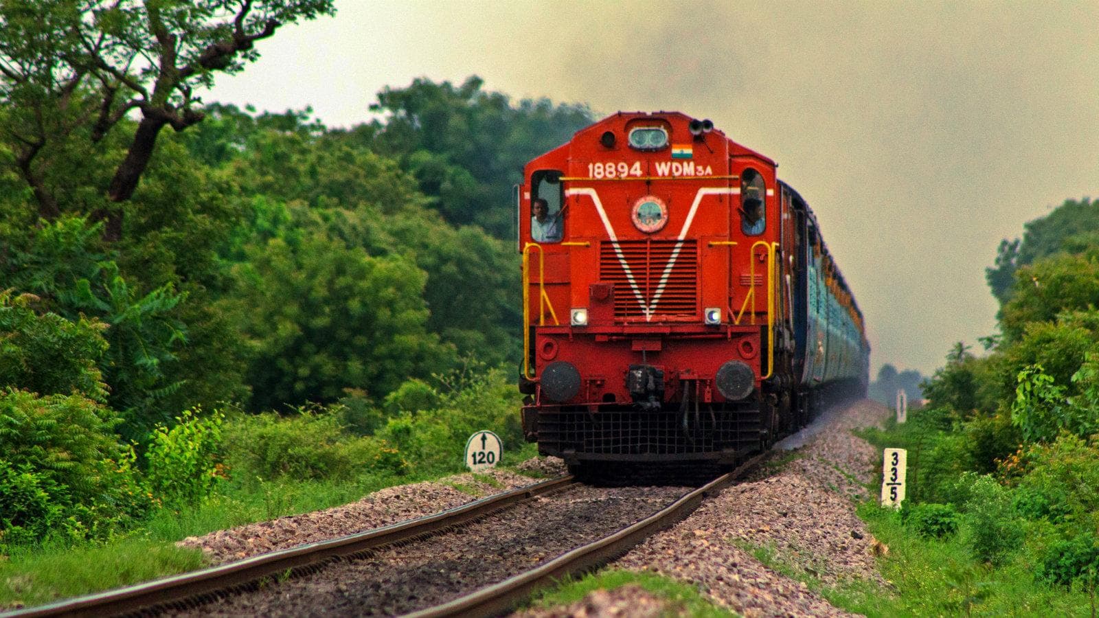 Train News: झारखंड में 42 ट्रेनें रद्द, यात्रियों की बढ़ी परेशानी, कहीं आपकी ट्रेन भी तो नहीं हो गयी कैंसिल, ये है लेटेस्ट अपडेट