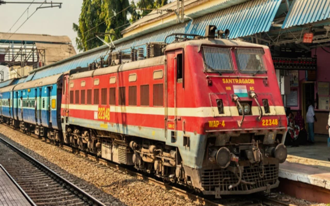 भारी बारिश ने मचाई तबाही, रेलवे सेवाओं पर दिखा असर, उत्तर भारत में 20 ट्रेंनें प्रभावित