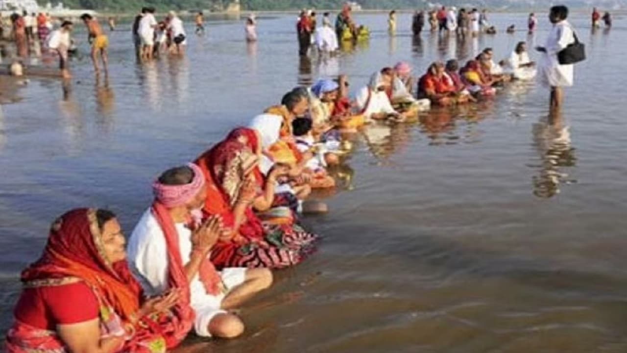 पितृपक्षः बेटा नहीं होने पर कौन कर सकता है पितरों का श्राद्ध, जानिए पत्नी और दामाद का क्या अधिकार है