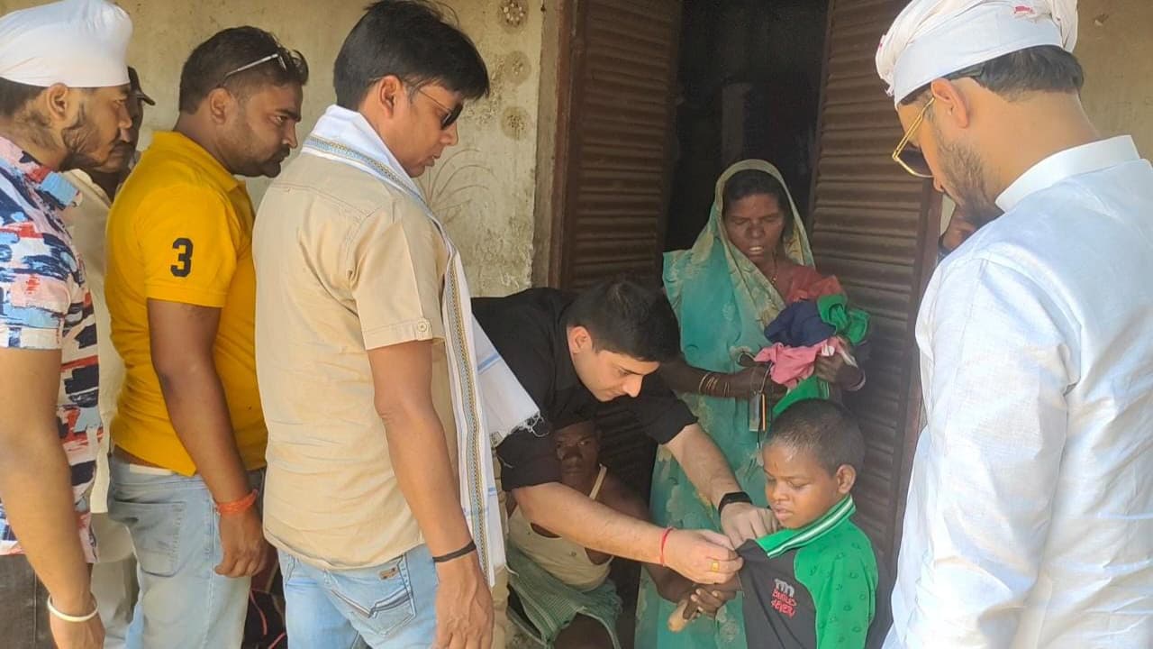 Jharkhand news: 10 साल से जंजीर से बंधे 2 बच्चों को इंडियन रोटी बैंक ने कराया मुक्त, परिजनों को दिया राशन