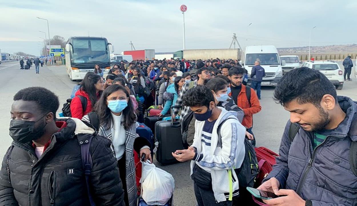 इंडियन एंबेसी ने जारी की एडवाइजरी, कहा - किसी भी तरीके से तुरंत कीव छोड़ दें भारतीय छात्र और नागरिक