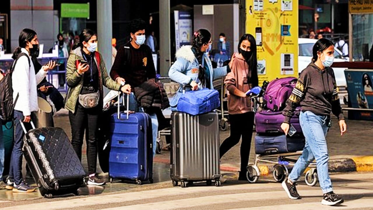 नरेंद्र मोदी सरकार ने भारतीयों को यूक्रेन से निकालने के लिए इंटरनेशनल ट्रैवल एडवाइजरी में किये ये संशोधन