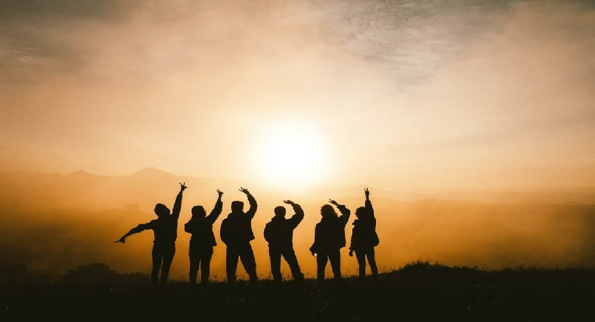 प्रसिद्धि व धन के पीछे भागती युवा पीढ़ी
