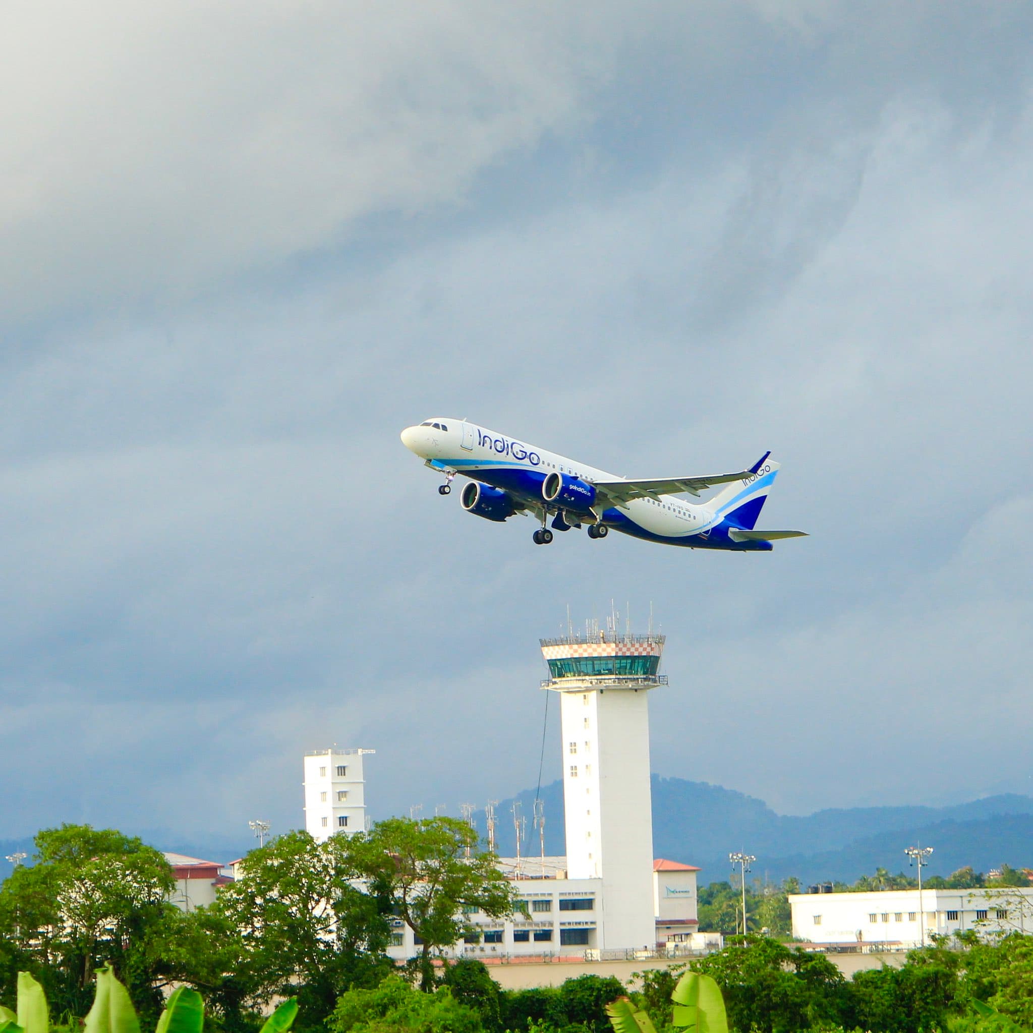 इंडिगो की फ्लाइट से अचानक धुआं निकलने की खबर से मचा हड़कंप, जानें क्‍या हुआ इसके बाद
