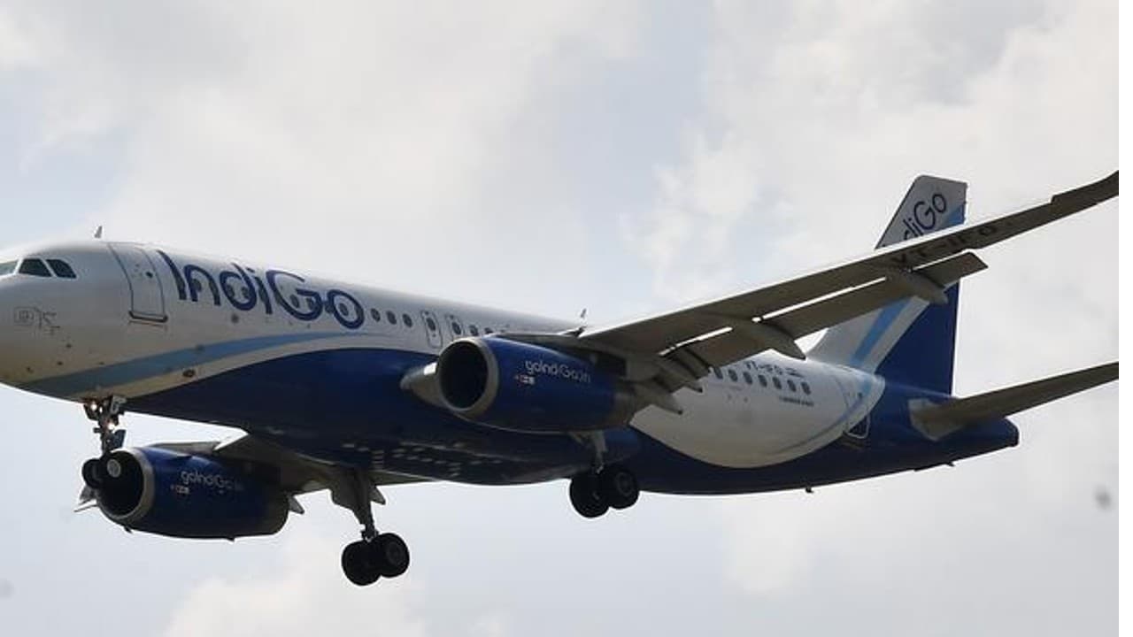 IndiGo Flights Delayed: इंडिगो की 55 फीसदी घरेलू उड़ानों में हुई देरी, DGCA ने मांगा स्पष्टीकरण