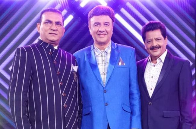 Indian Idol 12 : शो में उदित नारायण स्‍वेटशर्ट और सनग्‍लासेस पहने दिखे काफी कूल,
आदित्य नारायण का रिएक्शन हो रहा वायरल