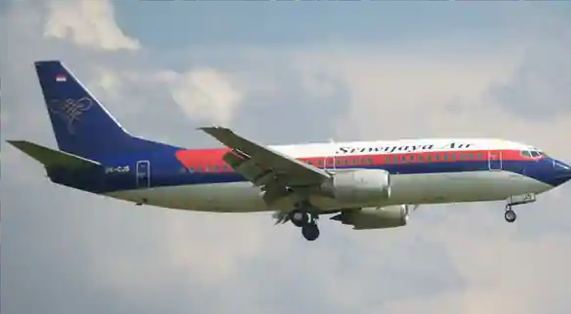 Indonesia Flight Missing : इंडोनेशिया में लापता यात्री विमान के क्रैश होने की आशंका, 62 लोग थे सवार Indonesia Flight Missing : इंडोनेशिया में लापता यात्री विमान के क्रैश होने की आशंका, 62 लोग थे सवार