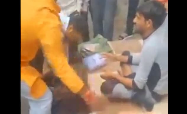'चूड़ी बेचनेवाले को लतियाने से अच्छा सीमा पर जाकर दुश्मन से लड़ो', Viral Video को देख भड़के कुमार विश्‍वास