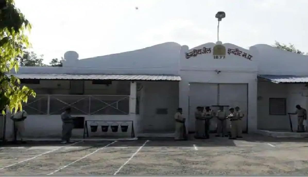 New Year 2022:शनिवार से शुरू हो रहा नया साल,शनि की नजर से बचने भक्त पहुंचते हैं इन प्रसिद्ध  मंदिरों में