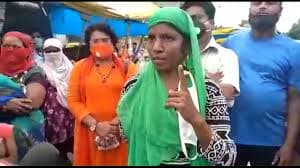 इंदौर निगमकर्मियों को महिला सब्जी विक्रेता ने फर्राटेदार अंग्रेजी में सुनायी खरीखोटी, सब रह गए दंग, देखिये वीडियो