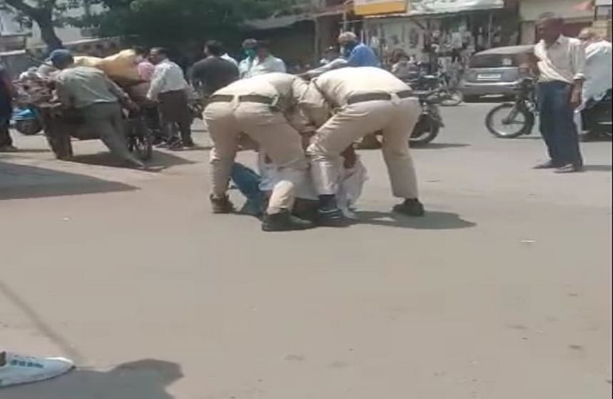 बिना मास्क के सड़क पर दिखा ऑटो ड्राइवर तो पुलिस वालों ने की बेरहमी से पिटाई, Video Viral होने के बाद दो कांस्टेबल सस्पेंड