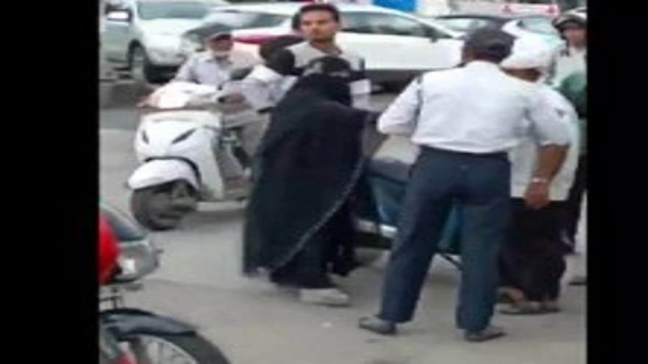 MP Crime News: इंदौर में ट्रैफिक कांस्टेबल के साथ दंपती ने की मार-पीट की कोशिश, पुलिस ने किया ये काम