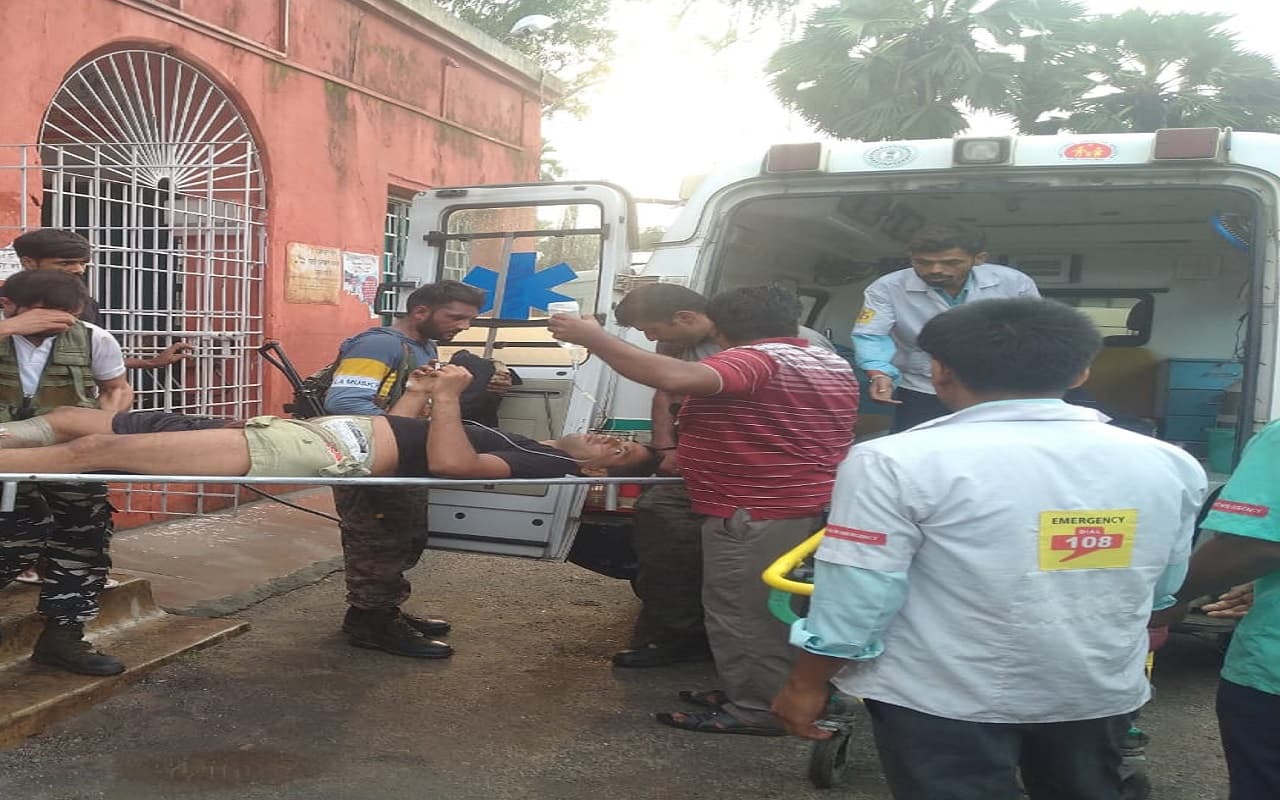 झारखंड में लातेहार के बाद चतरा में पुलिस-नक्सली मुठभेड़, CRPF जवान घायल, हेलीकॉप्टर से भेजा गया रांची