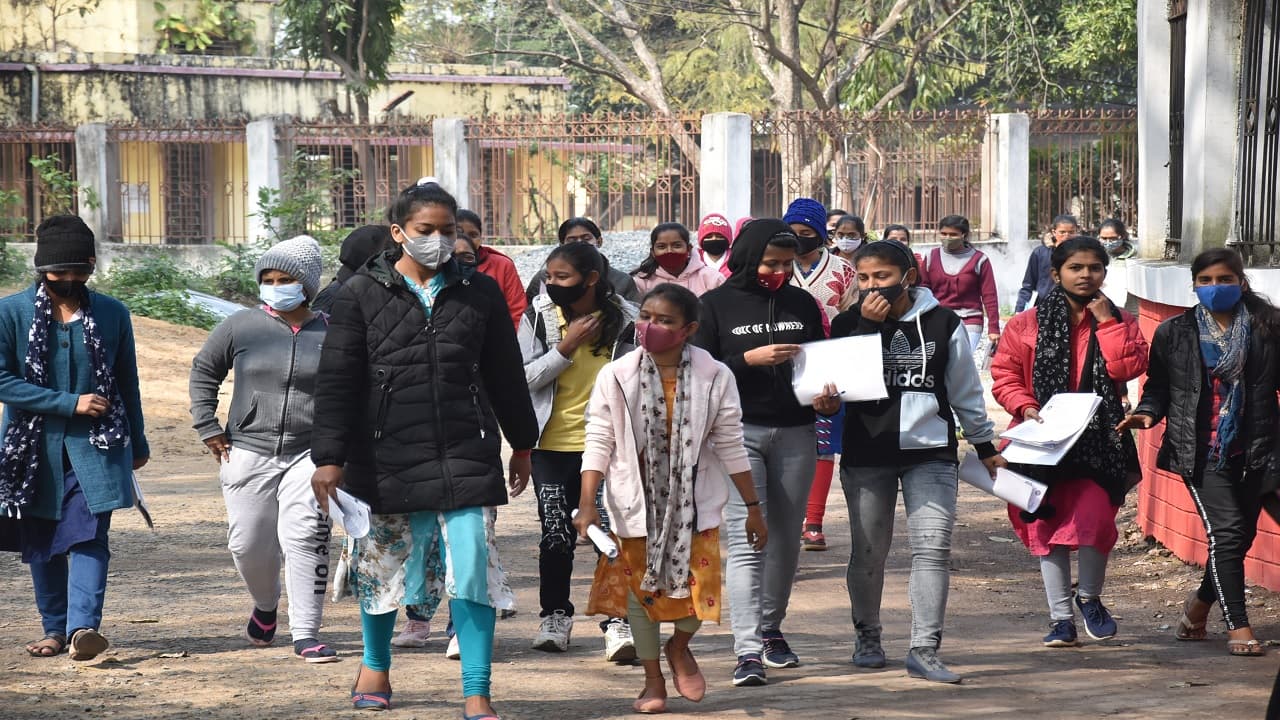 बिहार इंटर परीक्षा: सोमवार को 9 जिलों के 55 परीक्षार्थी नकल करते धराए, सबसे अधिक वैशाली में निष्कासन