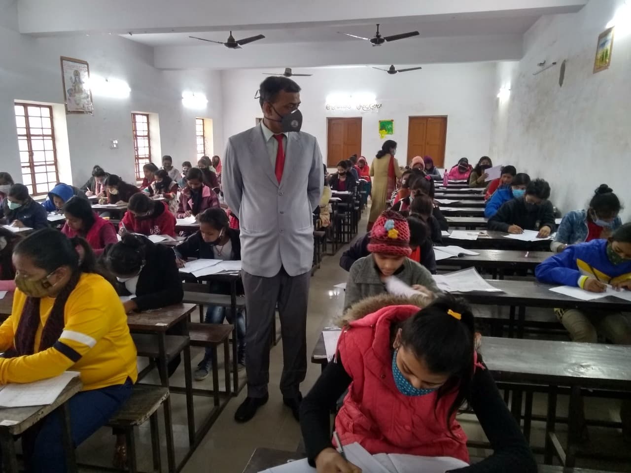 Bihar Inter Exam 2021: कड़ाके की ठंड  में शुरू हुई बिहार बोर्ड इंटर की परीक्षा, पहले दिन कई जगह से प्रश्नपत्र वायरल होने की अफवाह