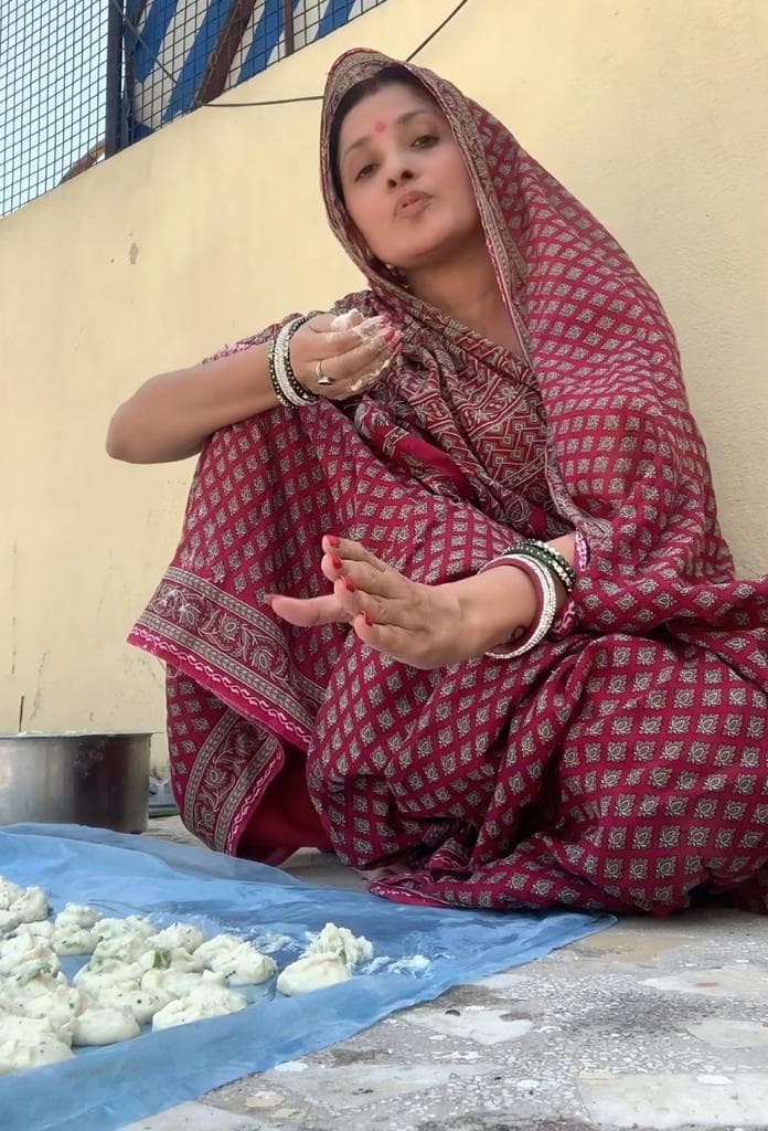 कोलकाता की ये इंटीरियर डिजाइनर का देशी अंदाज में कोरोना से बचाव का दिया गया संदेश रहा है वायरल