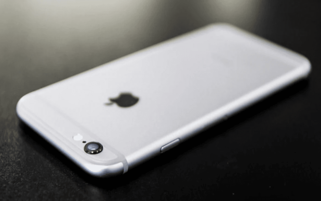 Apple बांट रही iPhone यूजर्स को पैसे, जानें पूरा मामला
