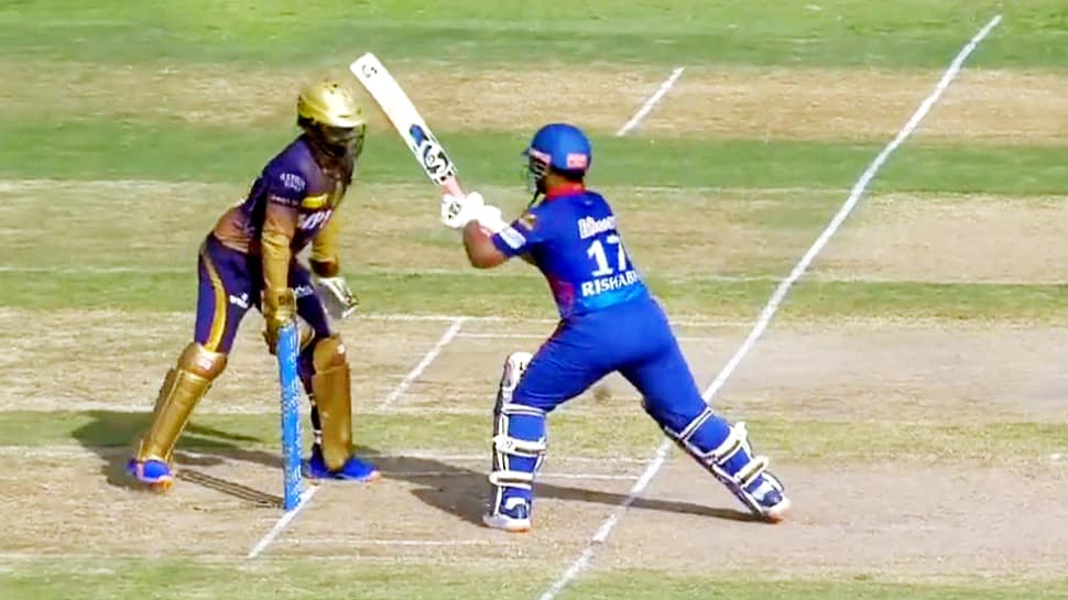 IPL 2021: ऋषभ पंत की इस हरकत से दिनेश कार्तिक को चुकानी पड़ जाती बड़ी कीमत, टल गया बड़ा हादसा, देखें वीडियो